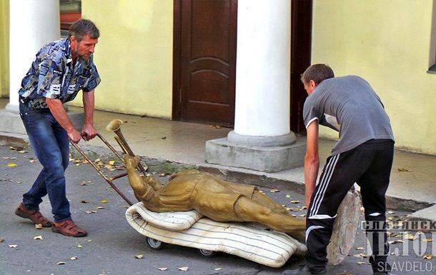 В Славянске «декоммунизаторы» снесли скульптуры пионеров с горнами В Славянске «декоммунизаторы» снесли скульптуры пионеров с горнами