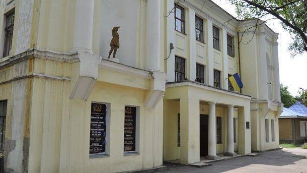 В Славянске «декоммунизаторы» снесли скульптуры пионеров с горнами В Славянске «декоммунизаторы» снесли скульптуры пионеров с горнами