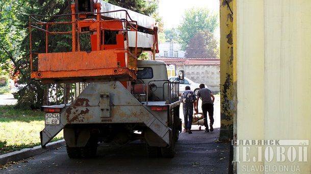В Славянске «декоммунизаторы» снесли скульптуры пионеров с горнами В Славянске «декоммунизаторы» снесли скульптуры пионеров с горнами