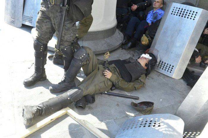 В больнице скончался еще один пострадавший от взрыва гранаты у Верховной Рады В больнице скончался еще один пострадавший от взрыва гранаты у Верховной Рады