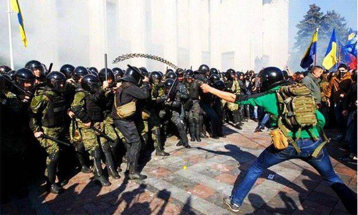 Конституция и "Свобода". Игра в поддавки на раздевание Украины Конституция и "Свобода". Игра в поддавки на раздевание Украины