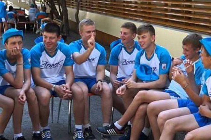 Юные татары заняли «Артек» Юные татары заняли «Артек»