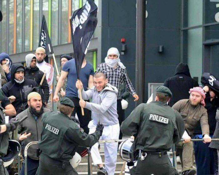 Вот и началось… флаг ИГИЛ в Германии среди беженцев, воюющих с полицией Вот и началось… флаг ИГИЛ в Германии среди беженцев, воюющих с полицией