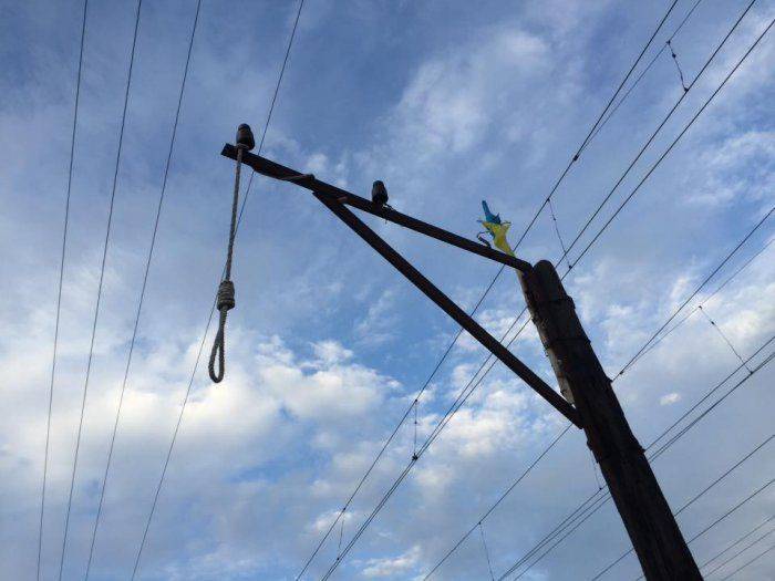 Боевики установили возле Крымского перешейка виселицу и карту раздела РФ Боевики установили возле Крымского перешейка виселицу и карту раздела РФ