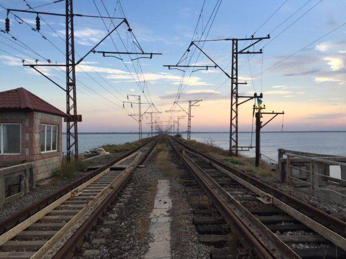 Боевики установили возле Крымского перешейка виселицу и карту раздела РФ Боевики установили возле Крымского перешейка виселицу и карту раздела РФ