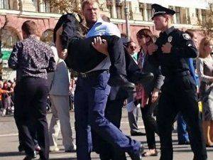 Харьковский полицейский во время присяги лишилась зубов Харьковский полицейский во время присяги лишилась зубов