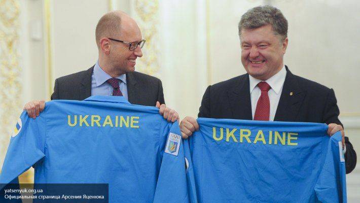 Азаров: Если бы Порошенко и Яценюк скинулись, то спасли бы страну от банкротства Азаров: Если бы Порошенко и Яценюк скинулись, то спасли бы страну от банкротства