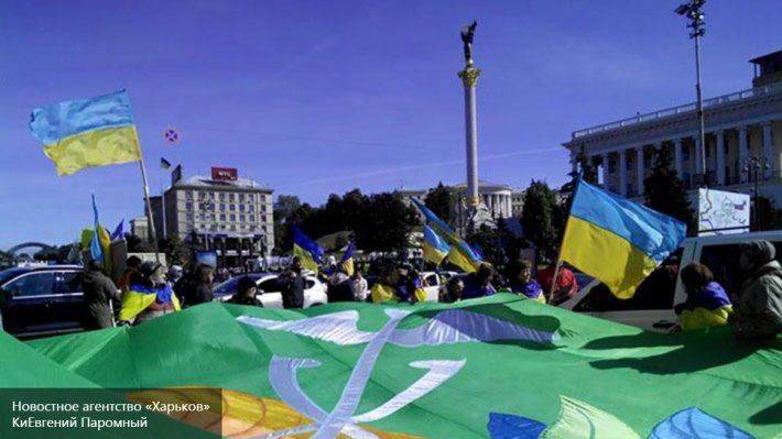 Расстрелянный флаг стал символом Дня защитника отечества на Украине Расстрелянный флаг стал символом Дня защитника отечества на Украине