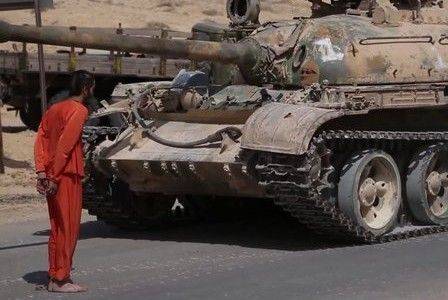 Зверства ИГИЛ: Пленного сирийца казнили, раздавив танком Зверства ИГИЛ: Пленного сирийца казнили, раздавив танком