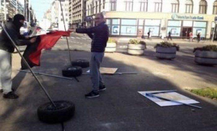 В Риге неизвестные разгромили выставку «Люди Майдана», увидев флаги УПА В Риге неизвестные разгромили выставку «Люди Майдана», увидев флаги УПА