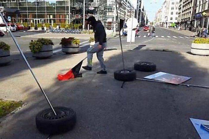 В Риге снова растоптали артефакты Майдана В Риге снова растоптали артефакты Майдана