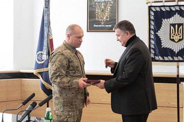 Порошенко наградил Киву за битву с галлюциногенными полчищами Люцифера   Порошенко наградил Киву за битву с галлюциногенными полчищами Люцифера