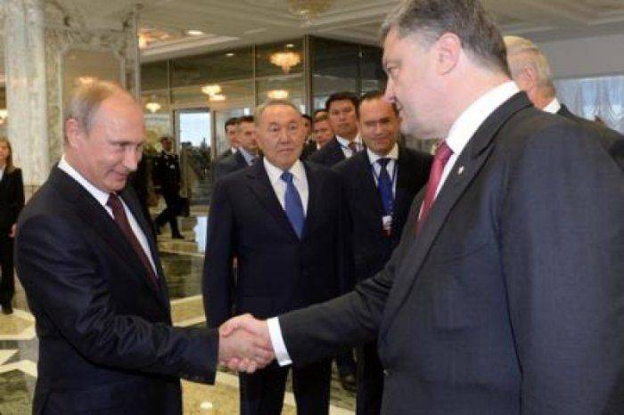 Украинские телеканалы закрывают за показ рукопожатия Путина и Порошенко  Украинские телеканалы закрывают за показ рукопожатия Путина и Порошенко