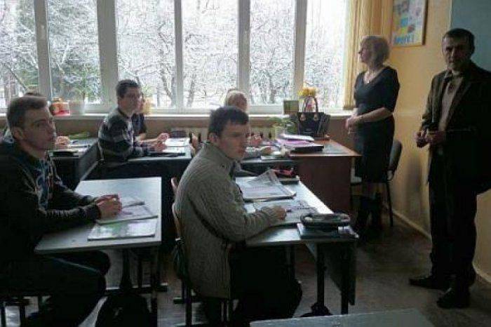 Школьники в Ивано-Франковске устроили учительнице географии «коридор позора» за антивоенную позицию   Школьники в Ивано-Франковске устроили учительнице географии «коридор позора» за антивоенную позицию