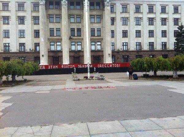 «Под этим флагом убивали одесситов», — граффити возле Дома профсоюзов «Под этим флагом убивали одесситов», — граффити возле Дома профсоюзов