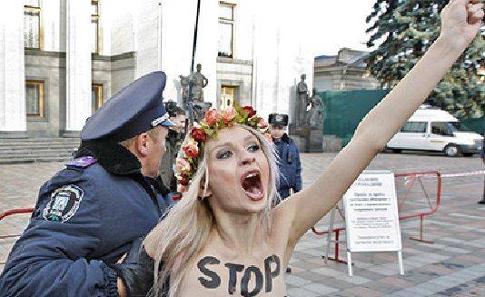 «Фемен» продолжает свою борьбу на улицах Киева «Фемен» продолжает свою борьбу на улицах Киева
