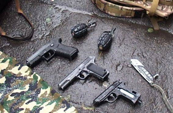 В Киеве задержали юношу, который нес на Майдан гранаты и пистолеты В Киеве задержали юношу, который нес на Майдан гранаты и пистолеты