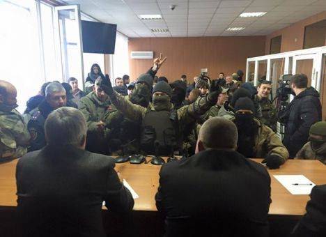 Цэевропа быдлократии: нацистские боевики силой заставили одесских судей написать заявления об отставке Цэевропа быдлократии: нацистские боевики силой заставили одесских судей написать заявления об отставке