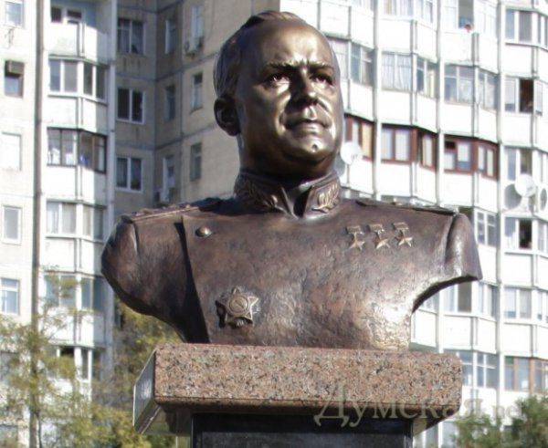 В преддверии: в Одессе готовятся заменить Жукова "небесной сотней", а Ватутина Мазепой В преддверии: в Одессе готовятся заменить Жукова "небесной сотней", а Ватутина Мазепой