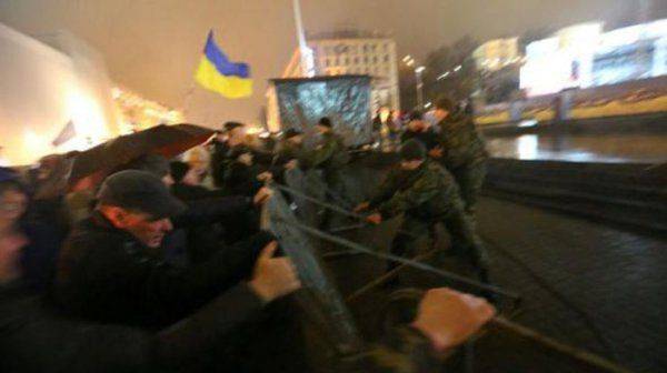 На Майдане ораторы призывают к свержению Порошенко и Яценюка: Терпеть этих подонков уже невозможно! На Майдане ораторы призывают к свержению Порошенко и Яценюка: Терпеть этих подонков уже невозможно!