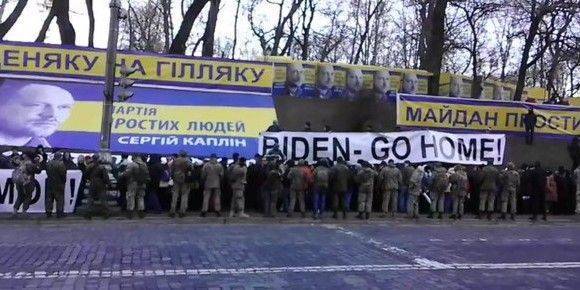 Кортеж Байдена в Киеве встретили плакатами «Biden go home» Кортеж Байдена в Киеве встретили плакатами «Biden go home»