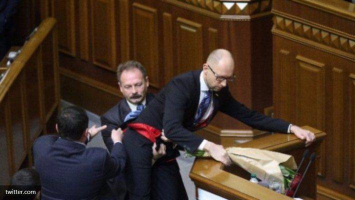 Байден осудил нападение с букетом цветов на Яценюка Байден осудил нападение с букетом цветов на Яценюка