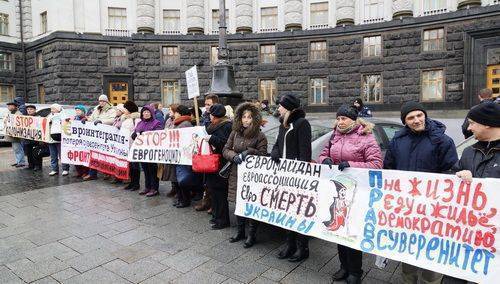 Митинг под окнами Яценюка: «Даешь воссоединение России и Украины!» Митинг под окнами Яценюка: «Даешь воссоединение России и Украины!»