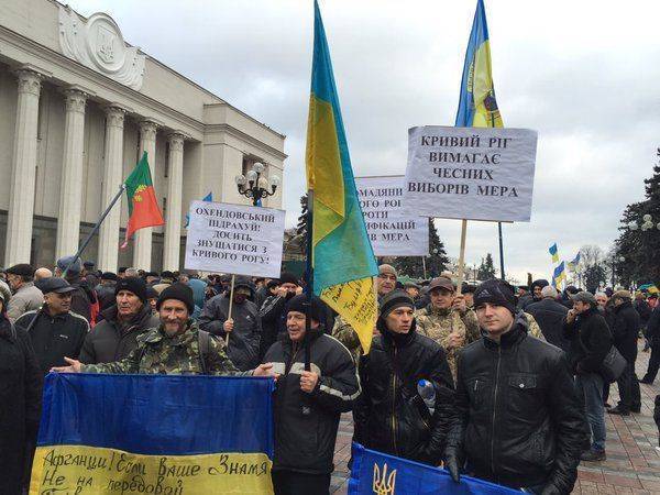 Граната, как аргумент в споре: депутат Соболев с бойцами АТО пытался прорваться в парламент Граната, как аргумент в споре: депутат Соболев с бойцами АТО пытался прорваться в парламент