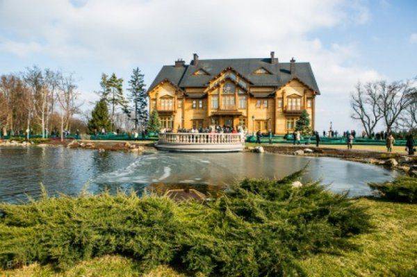 Из «дома золотых унитазов» выгоняют ветеранов Майдана Из «дома золотых унитазов» выгоняют ветеранов Майдана