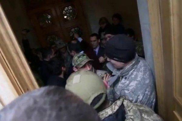 Граната, как аргумент в споре: депутат Соболев с бойцами АТО пытался прорваться в парламент Граната, как аргумент в споре: депутат Соболев с бойцами АТО пытался прорваться в парламент