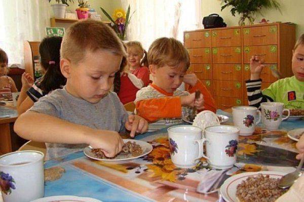 Бюджетная экономия: платное питание в детсдах, отмена матпомощи малоимущим семьям, ликвидация ветеранских льгот  Бюджетная экономия: платное питание в детсдах, отмена матпомощи малоимущим семьям, ликвидация ветеранских льгот