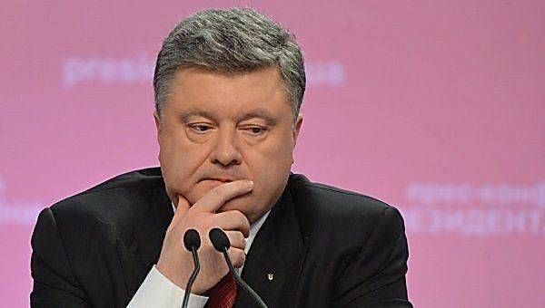 Украина трещит по швам, а Порошенко играет с народом в «слепой траст» Украина трещит по швам, а Порошенко играет с народом в «слепой траст»