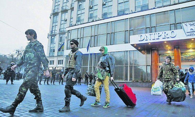 Боевики «Правого сектора» разгромили гостиницу «Днепр» Боевики «Правого сектора» разгромили гостиницу «Днепр»