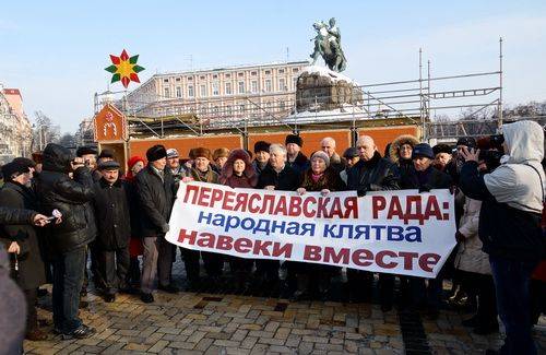 От виртуально соборной - до реально подзаборной. Выход - навеки с Россией! От виртуально соборной - до реально подзаборной. Выход - навеки с Россией!