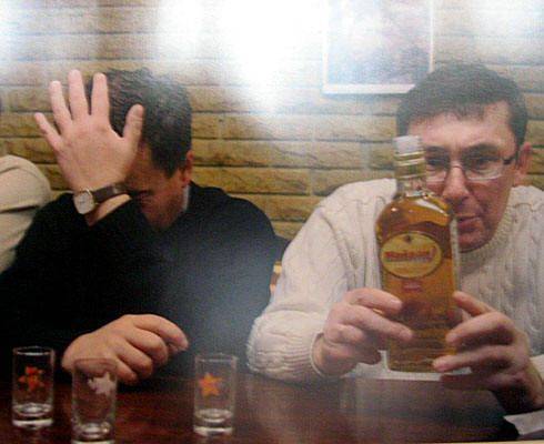 Луценко предлагает сделать выбор между проукраинской Конституцией и отказом от территориальной целостности Луценко предлагает сделать выбор между проукраинской Конституцией и отказом от территориальной целостности