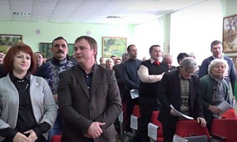 Радикалы избили депутатов в Чугуеве и заставили петь гимн Украины Радикалы избили депутатов в Чугуеве и заставили петь гимн Украины