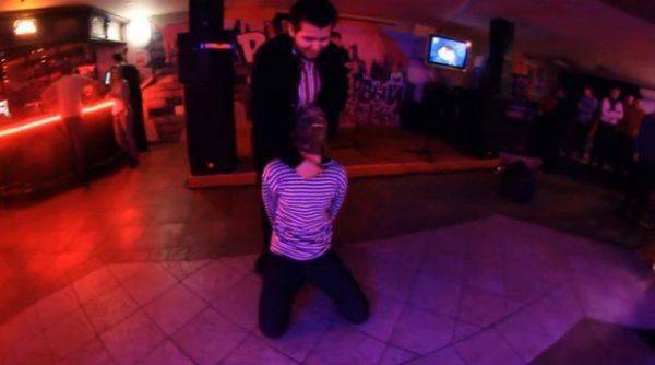 «Казнь российского пилота» в духе ИГИЛ организовал раненный в жопу майдановец «Казнь российского пилота» в духе ИГИЛ организовал раненный в жопу майдановец