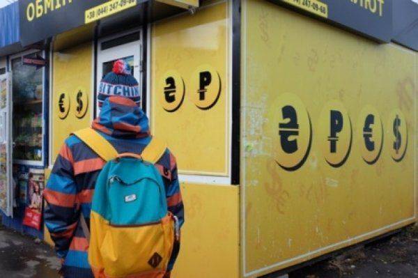 В Киеве валютная паника: гривна падает, цены растут  В Киеве валютная паника: гривна падает, цены растут