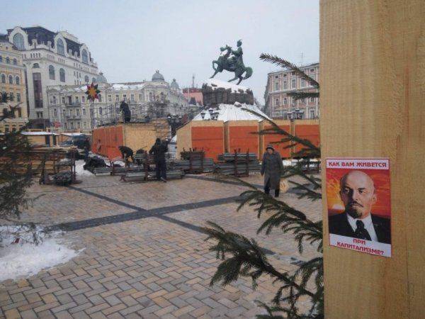 Киевское подполье украсило Майдан и Крещатик наклейками с Лениным  Киевское подполье украсило Майдан и Крещатик наклейками с Лениным