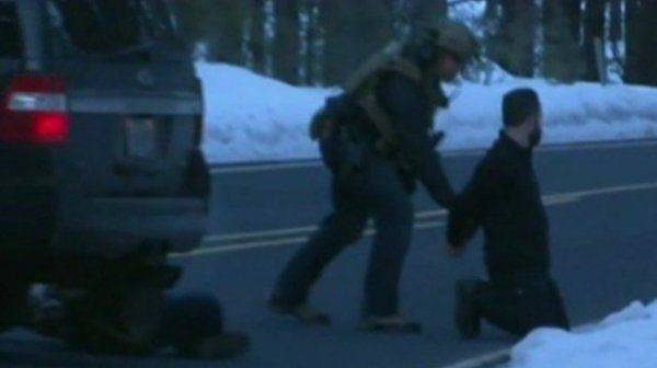 США. Ополченцы Орегонщины. Развитие событий. Видеозапись расстрела и захвата лидеров ополчения. США. Ополченцы Орегонщины. Развитие событий. Видеозапись расстрела и захвата лидеров ополчения.