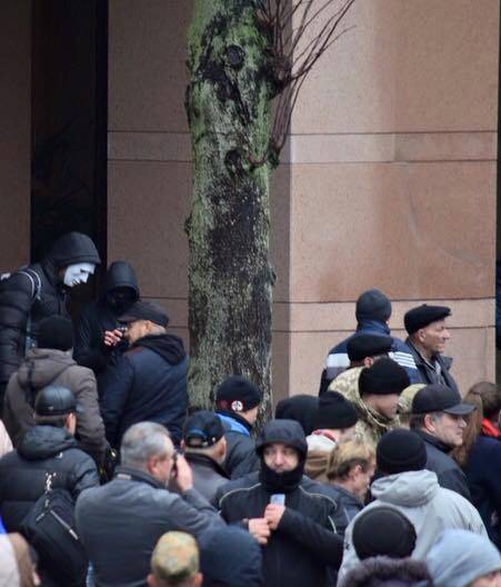 Боевики ОУН уверяют, что не причастны к погрому в офисе Ахметова Боевики ОУН уверяют, что не причастны к погрому в офисе Ахметова