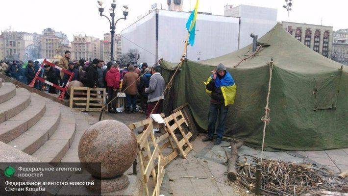 Майдан требует ввести военное положение в Крыму и Донбассе Майдан требует ввести военное положение в Крыму и Донбассе