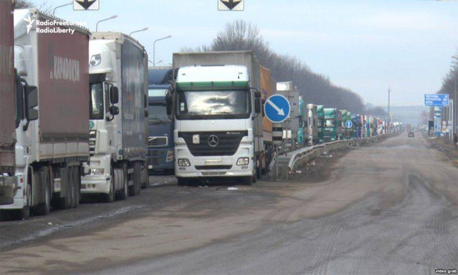 Российские фуры снова блокируют в Украине Российские фуры снова блокируют в Украине
