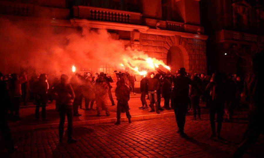 Факельный митинг «Азова» под стенами СБУ Факельный митинг «Азова» под стенами СБУ