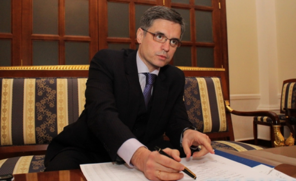 Украинским дипломатам за границей расписывают машины надписями "фашисты" Украинским дипломатам за границей расписывают машины надписями "фашисты"