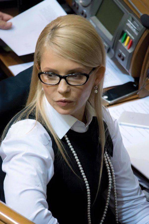 Тимошенко взорвала интернет: Вместо косы-бублика — «строгая училка» Тимошенко взорвала интернет: Вместо косы-бублика — «строгая училка»