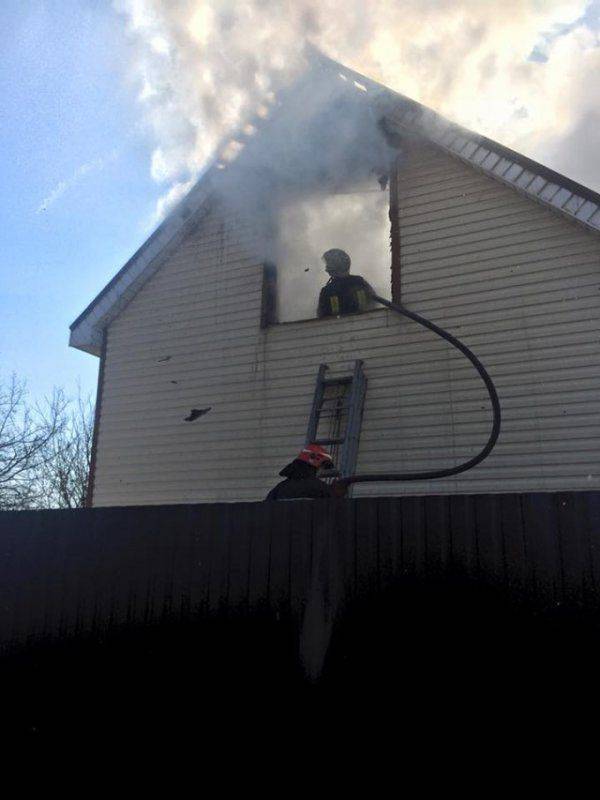 Снаряд, выпущенный с украинских позиций, попал в жилой дом в Донецке Снаряд, выпущенный с украинских позиций, попал в жилой дом в Донецке