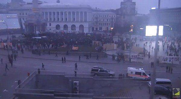 «Вече» на Майдане-3 собрало около двух тысяч протестующих «Вече» на Майдане-3 собрало около двух тысяч протестующих