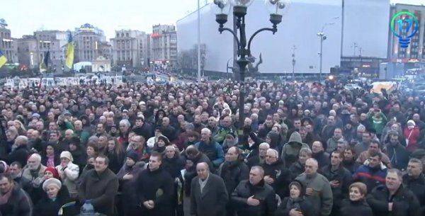 «Вече» на Майдане-3 собрало около двух тысяч протестующих «Вече» на Майдане-3 собрало около двух тысяч протестующих