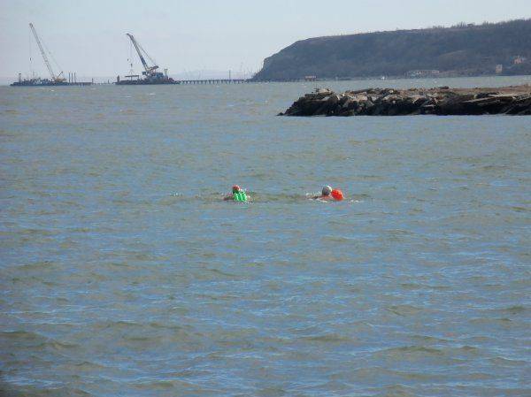 Капитаны клубов "Нордстрим" и "Заря Новороссии" провели в Керчи экстремальный заплыв Капитаны клубов "Нордстрим" и "Заря Новороссии" провели в Керчи экстремальный заплыв